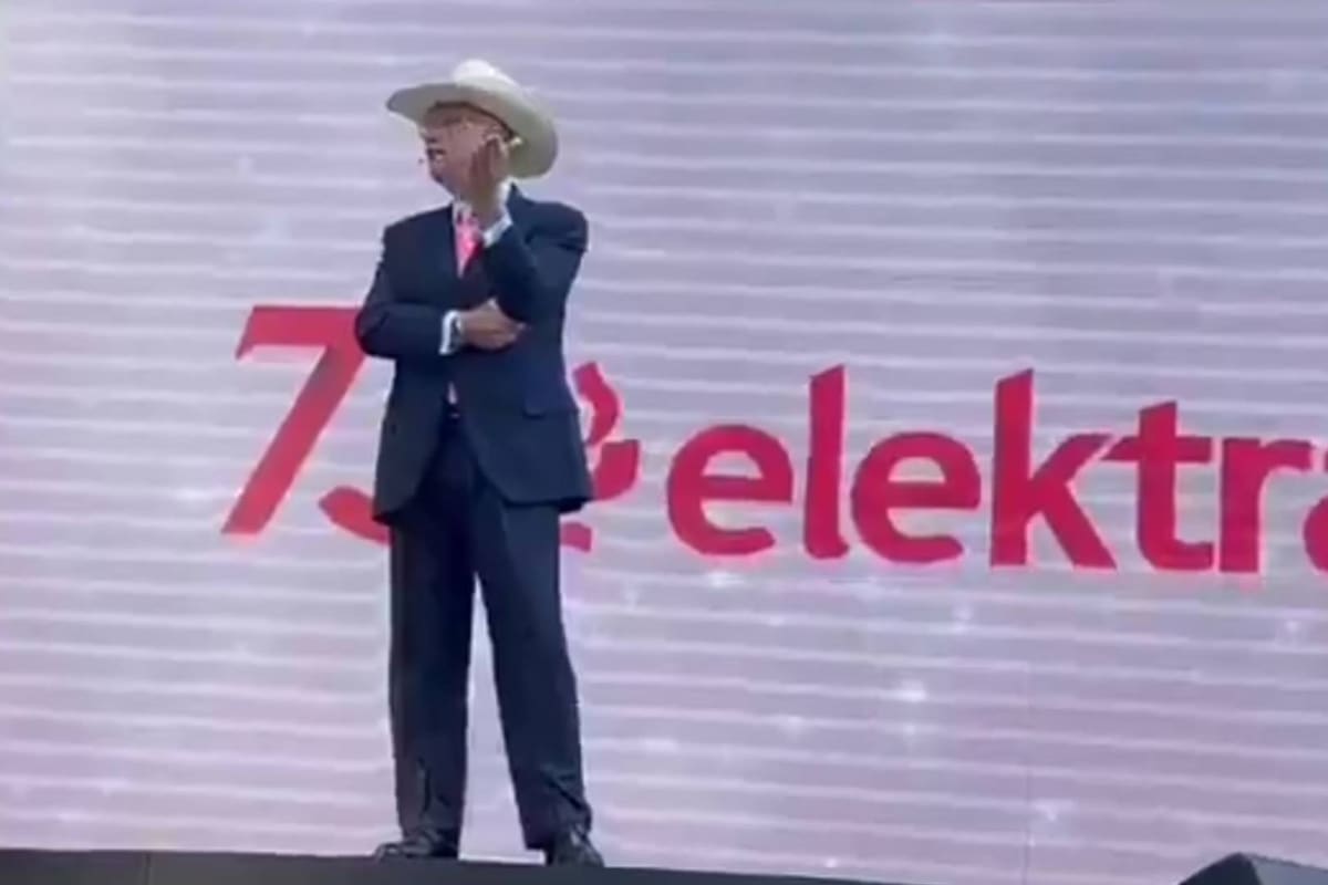 Llevando un sombrero al estilo Carlos Manzo, Ricardo Salinas Pliego lamentó su asesinato:  “Se convirtió en el onceavo alcalde y una estadística más de muerte en el país”