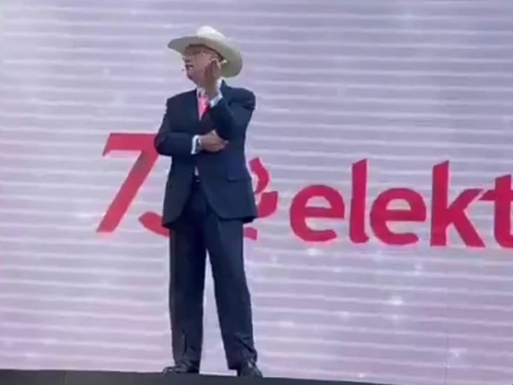 Llevando un sombrero al estilo Carlos Manzo, Ricardo Salinas Pliego lamentó su asesinato: “Se convirtió en el onceavo alcalde y una estadística más de muerte en el país”