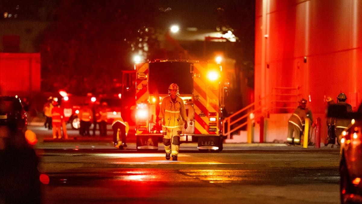 Más de 50 bomberos acudieron al lugar del accidente, donde las llamas también alcanzaron cuatro vehículos y dos contenedores de almacenamiento. Crédito: AP.