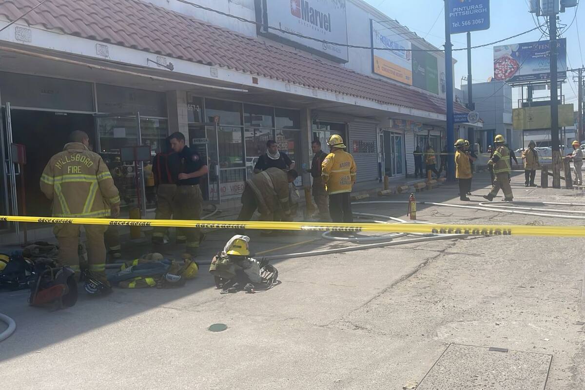 Incendio daña dos comercios sobre bulevar Benito Juárez