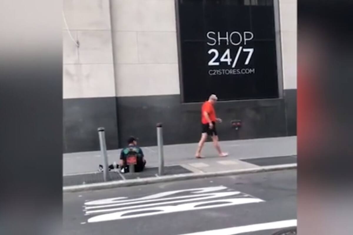VIDEO: Corredor entrega sus tenis a joven sin hogar y se marcha descalzo