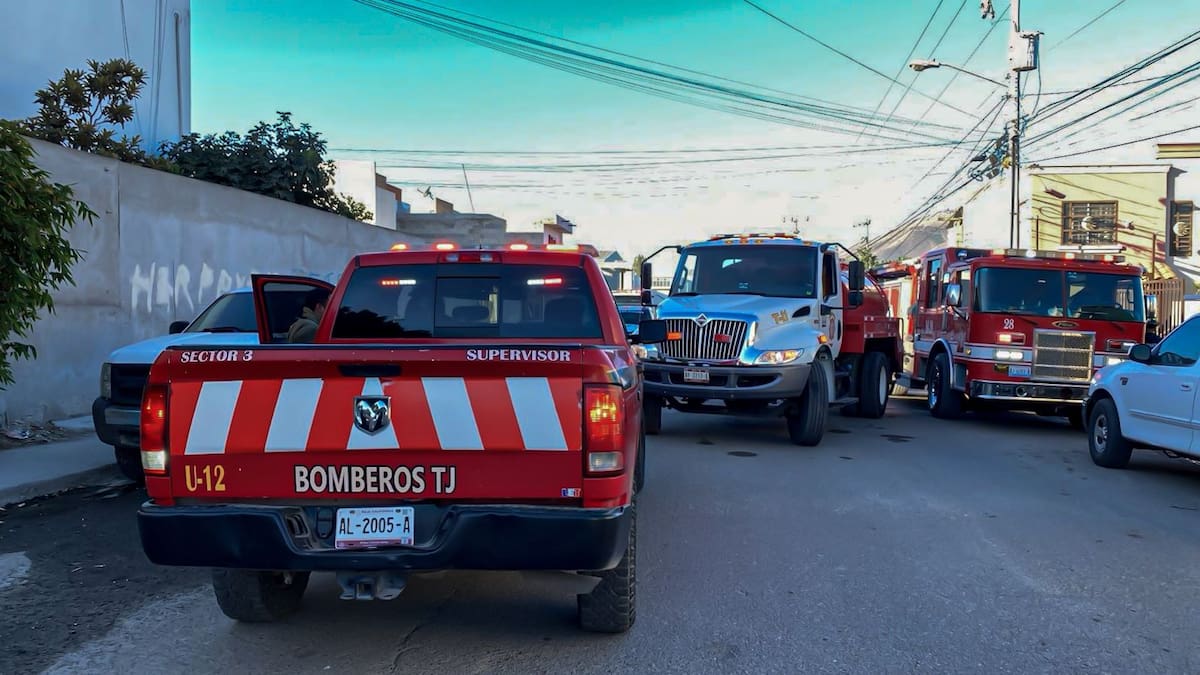 Vecinos reportaron el incendio tras notar humo en una vivienda de Real de San Francisco; no hubo heridos. Foto: Border Zoom
