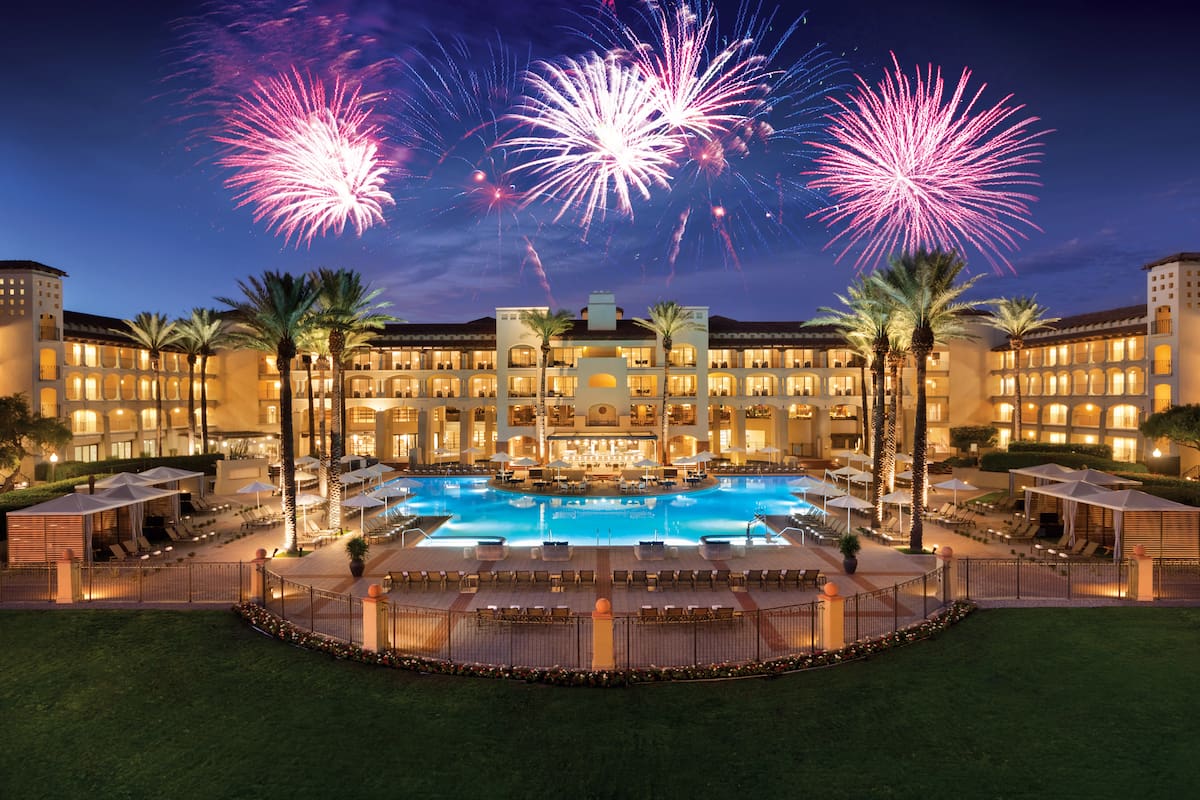 ¡Scottsdale se pinta de colores por fuegos artificiales!