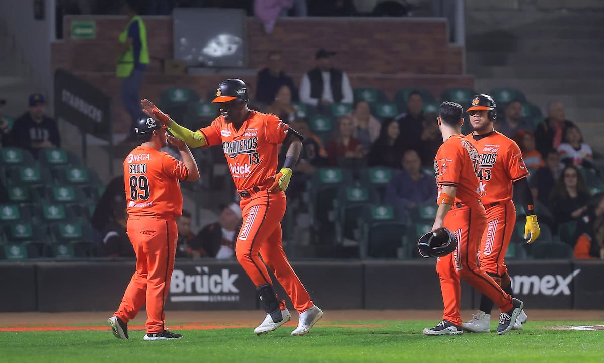 Todd Lott es felicitado por su homerun en el juego ante Venados