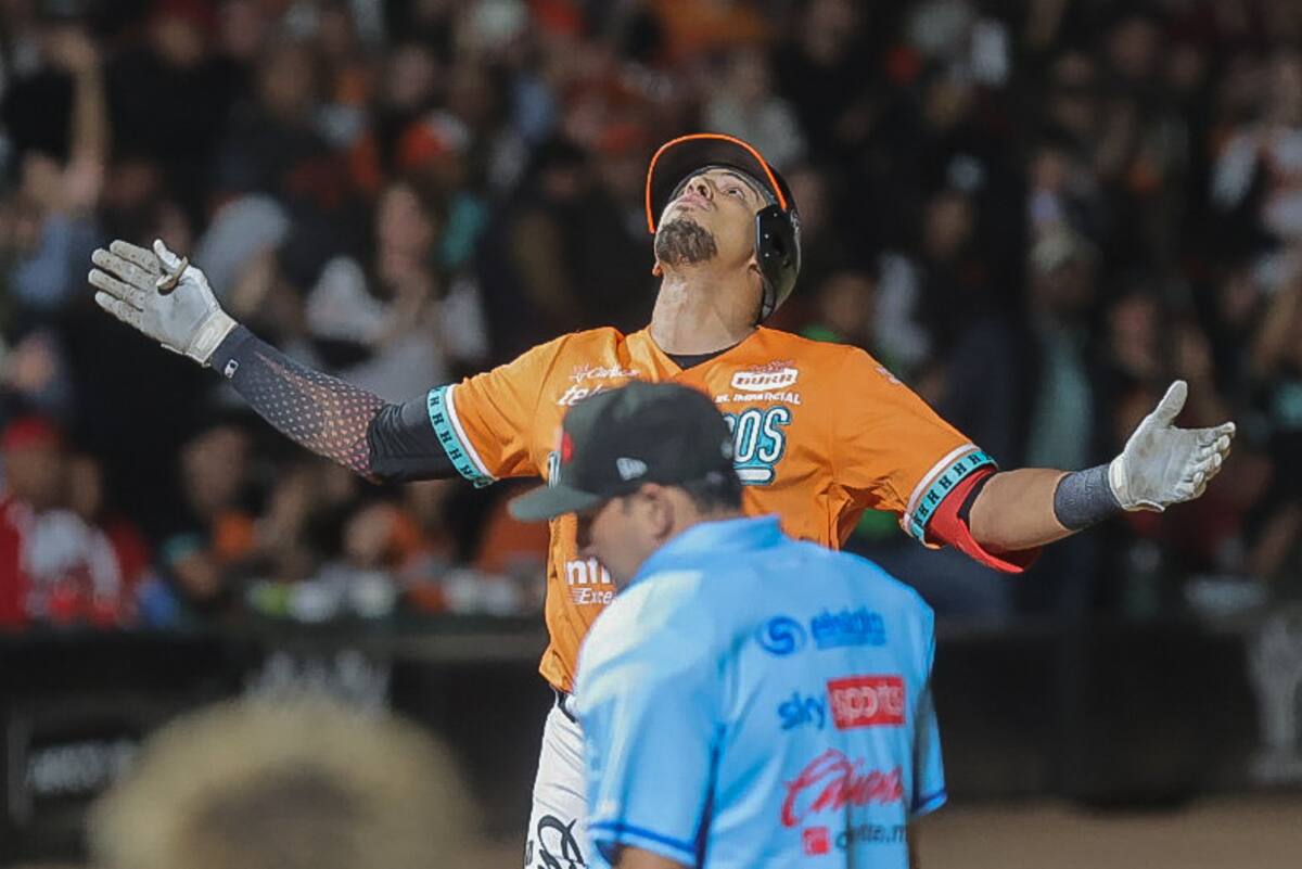 Concluye el primer encuentro de la serie final entre los Venados de Mazatlán y los Naranjeros de Hermosillo, con una victoria clara para los locales, esto ante el regocijo de la afición
Altherr festeja su vueltacercas/ Archivo GH