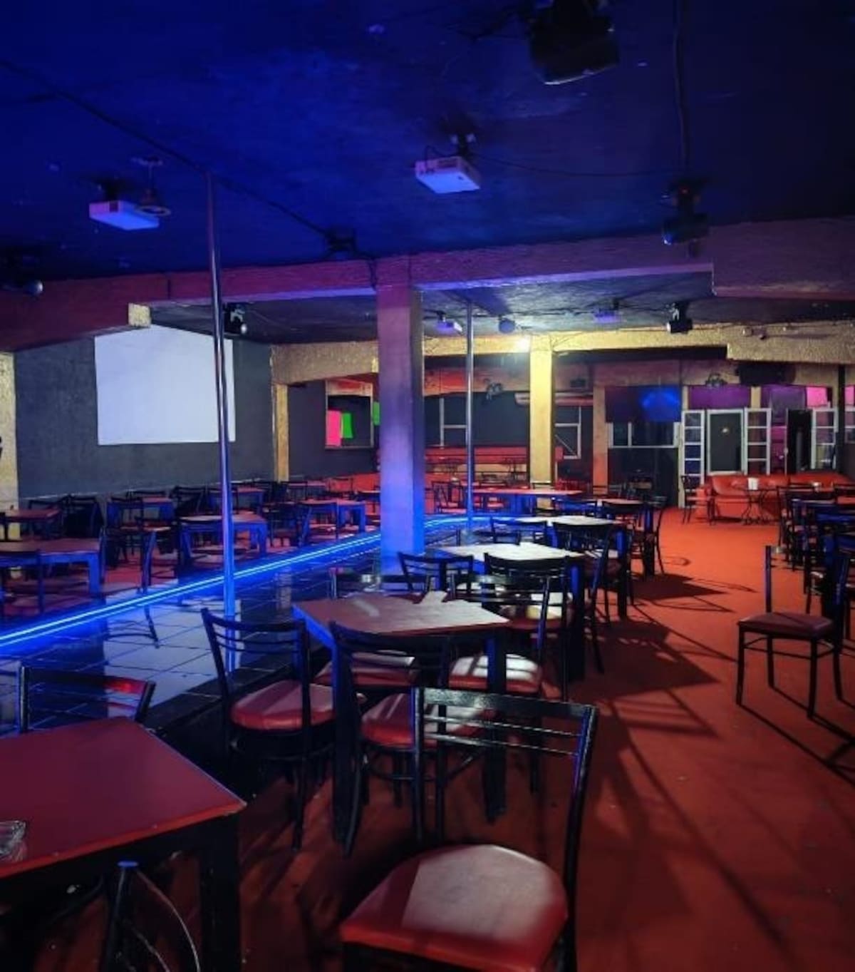 Fiscalía de Quintana Roo rescata a 15 mujeres víctimas de trata sexual en un bar de Tulum.