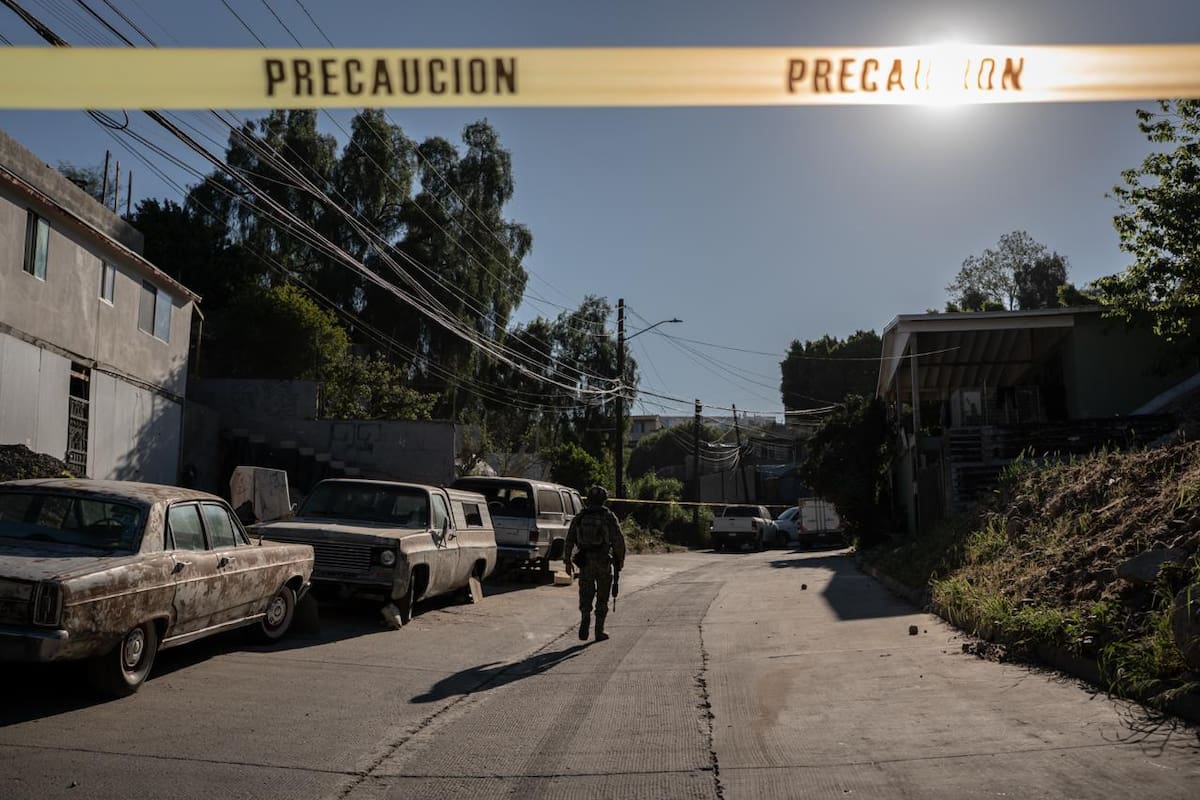 La víctima presentaba impactos de arma de fuego y un mensaje con amenazas fue localizado en el sitio. Foto: Border Zoom