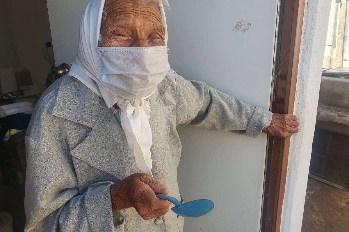 “Algunas personas me traen un bocadito”: Guadalupe de 98 años