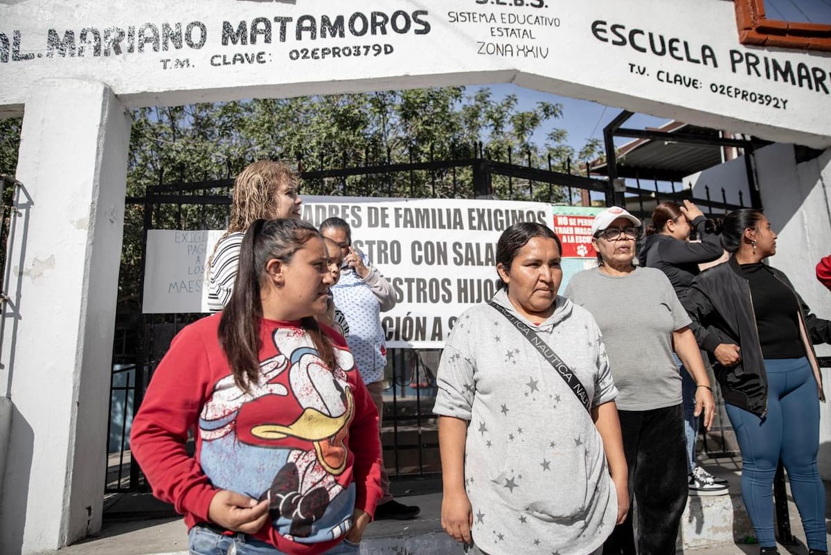 Un docente de tercer grado continúa frente a grupo pese a no recibir pago desde hace más de 16 meses, situación que motivó la toma del plantel por padres de familia. Foto: Border Zoom