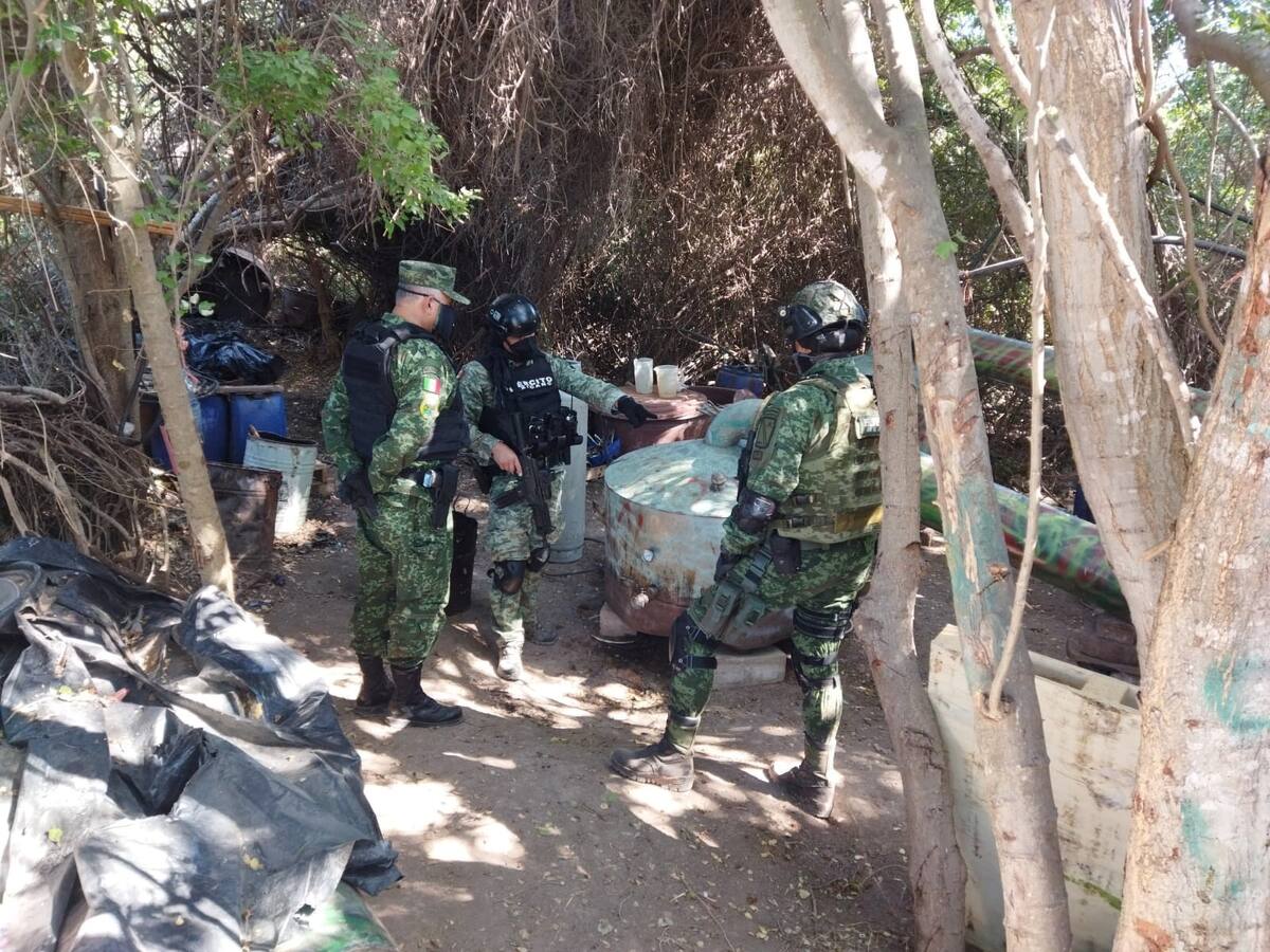 FOTO DE ARCHIVO. Personal del Ejército Mexicano interactúa en un centro de fabricación de pastillas de fentanilo incautado y un laboratorio de metanfetamina, en Culiacán, en el estado de Sinaloa, México. 14 de febrero de 2023. Foto: Secretaría de la Defensa Nacional de México (SEDENA)/Folleto a través de REUTERS
