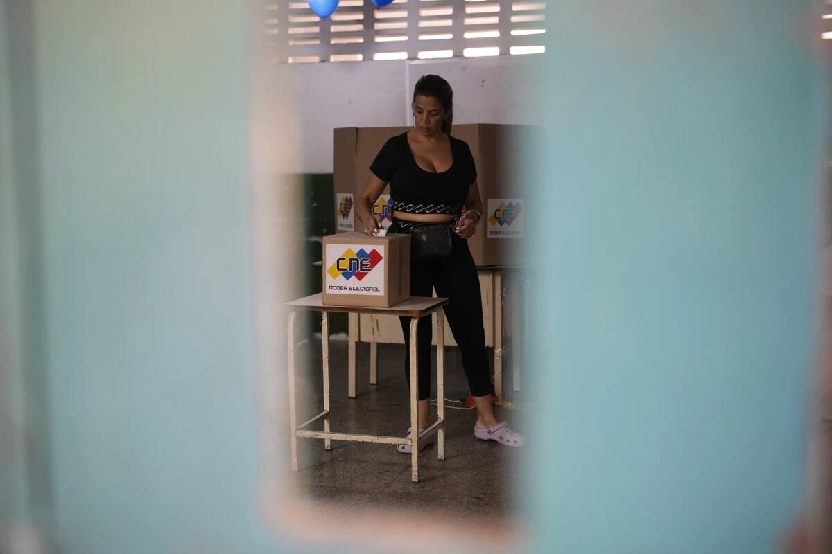 Una venezolana plasmando su voto en las elecciones sostenidas en julio. | Crédito: AP