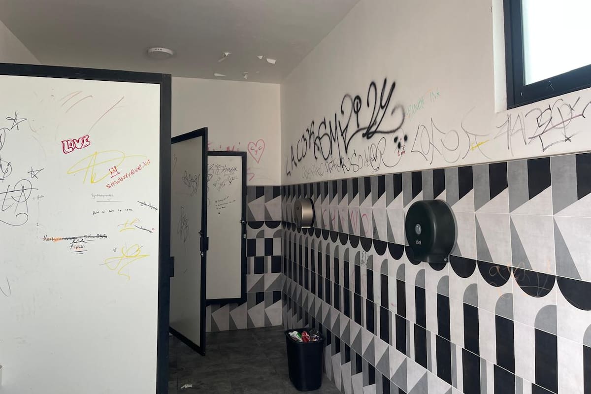 Invade graffiti baños del Centro Comunitario Tonatzin