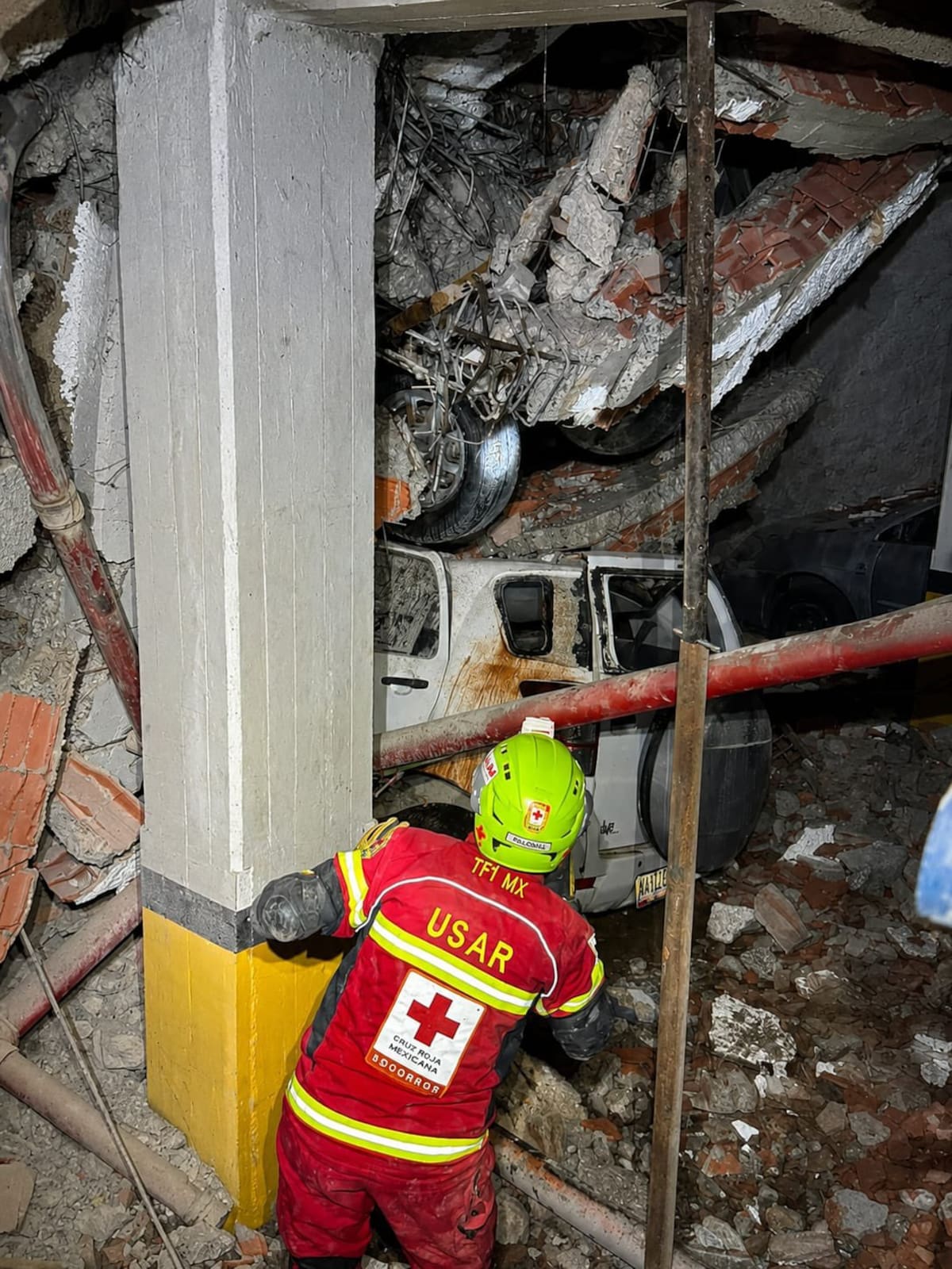 Entre estructuras dañadas y zonas de alto riesgo, el equipo USAR de Cruz Roja Mexicana ya trabaja en La Guaira, Venezuela. | Foto: Cruz Roja Mexicana IAP