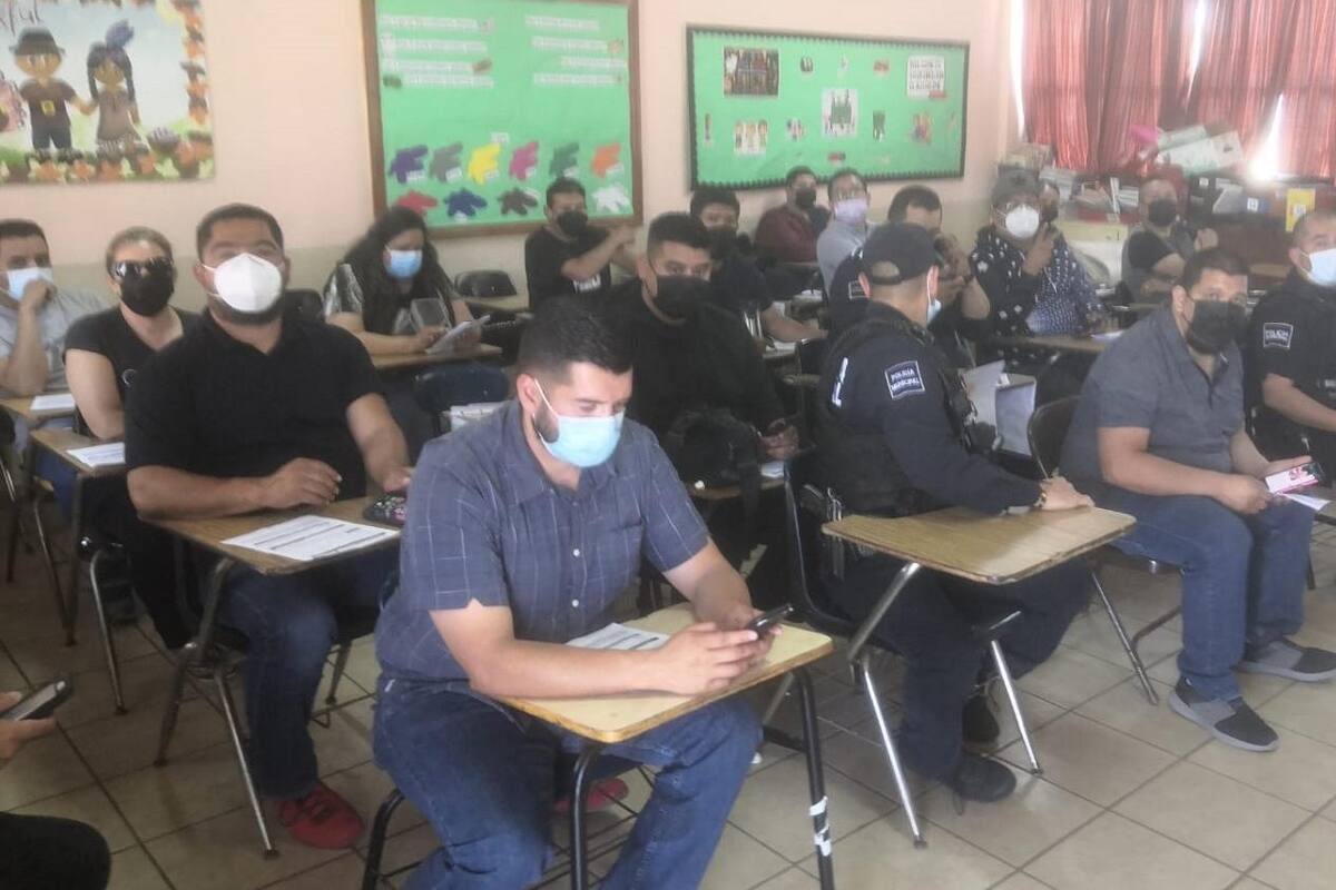Vacunan a policías para evitar desperdiciar lote de vacunas