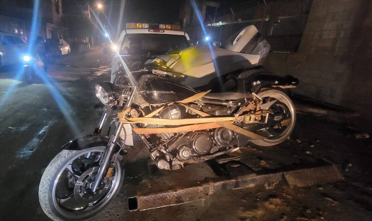 Motocicleta, Harley Davidson, modelo 2008 negra.