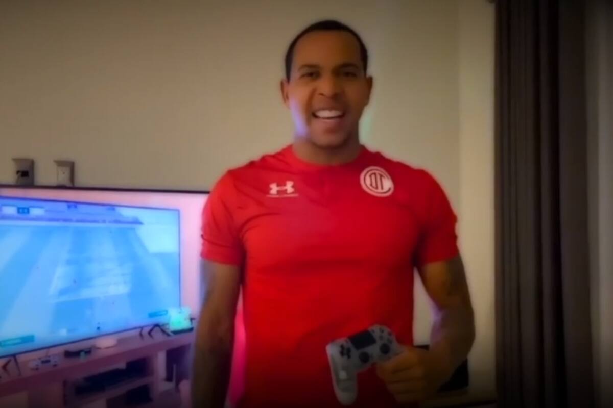 Felipe Pardo, del Toluca, propina blanqueada a Paolo Medina, de Monarcas, en eLiga MX
