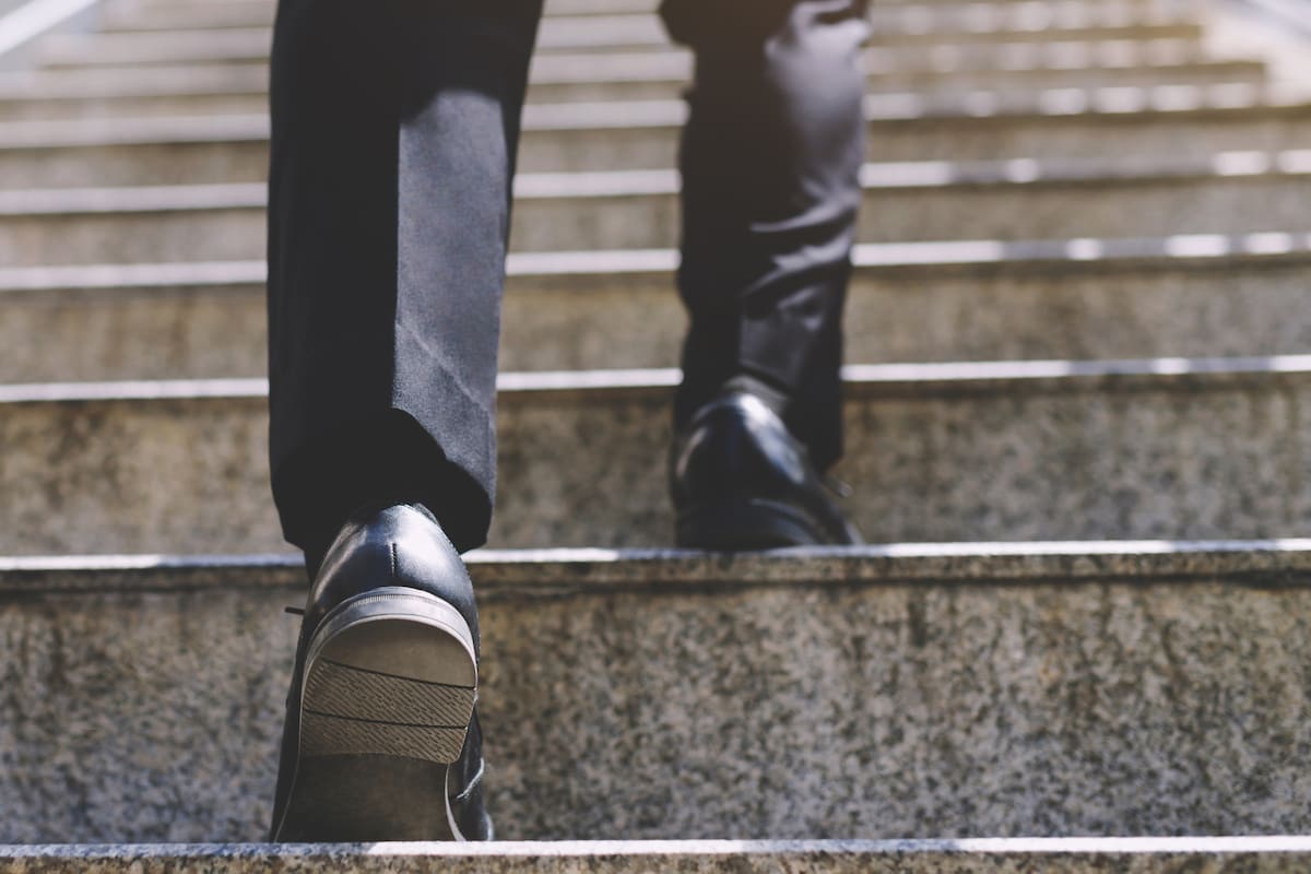 ¿Qué significa que una persona camine mirando al piso? Según la psicología