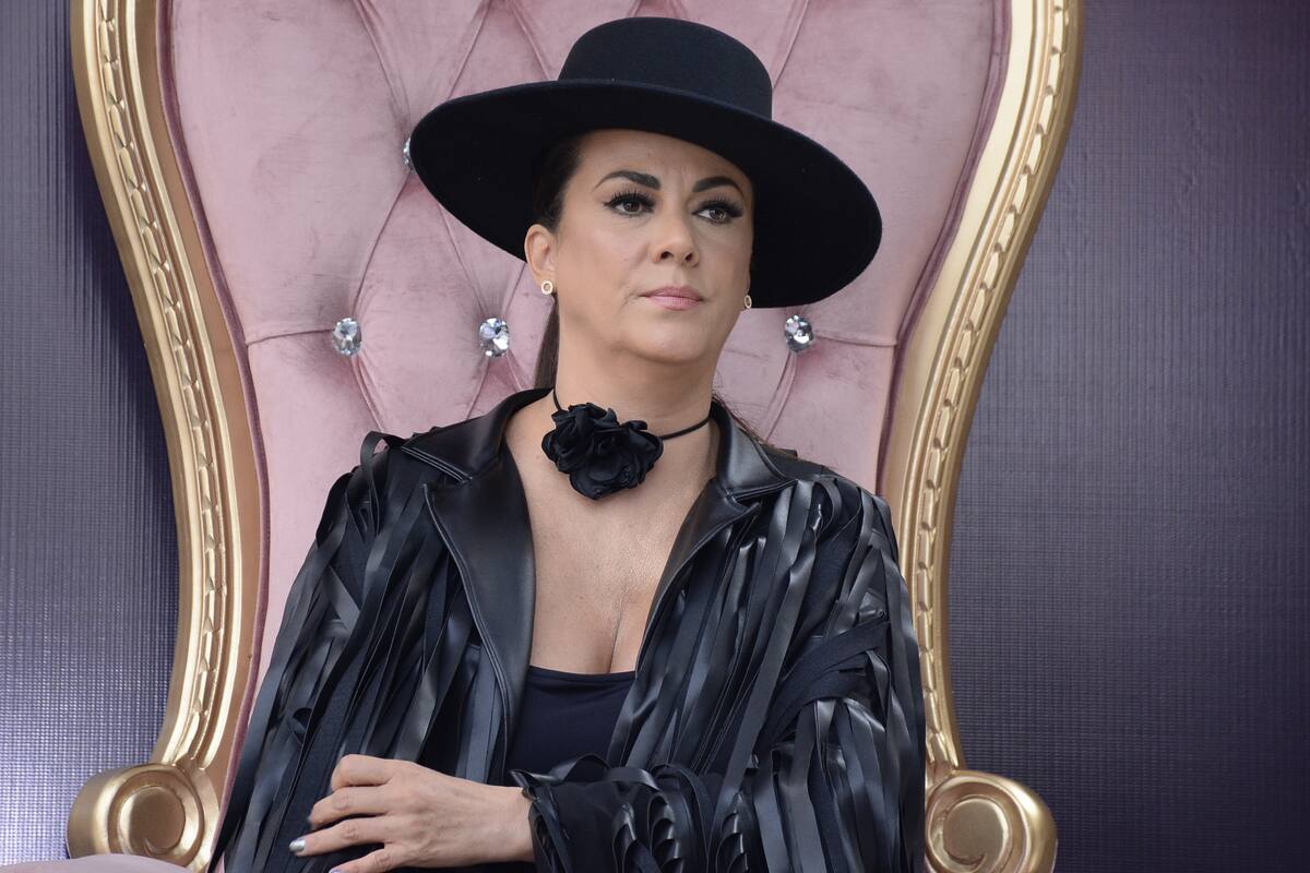 Edith Márquez se molesta con la prensa por acudir a su boda sin ser invitados