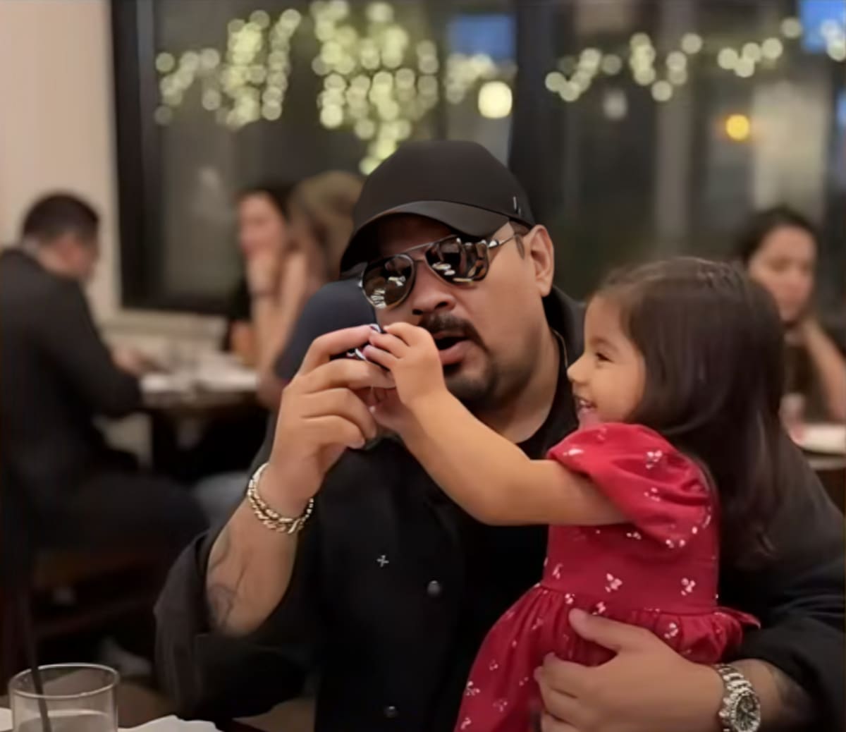Pepe Aguilar conoce a su nieta por primera vez en medio del pleito con Emiliano | Foto: Captura de video