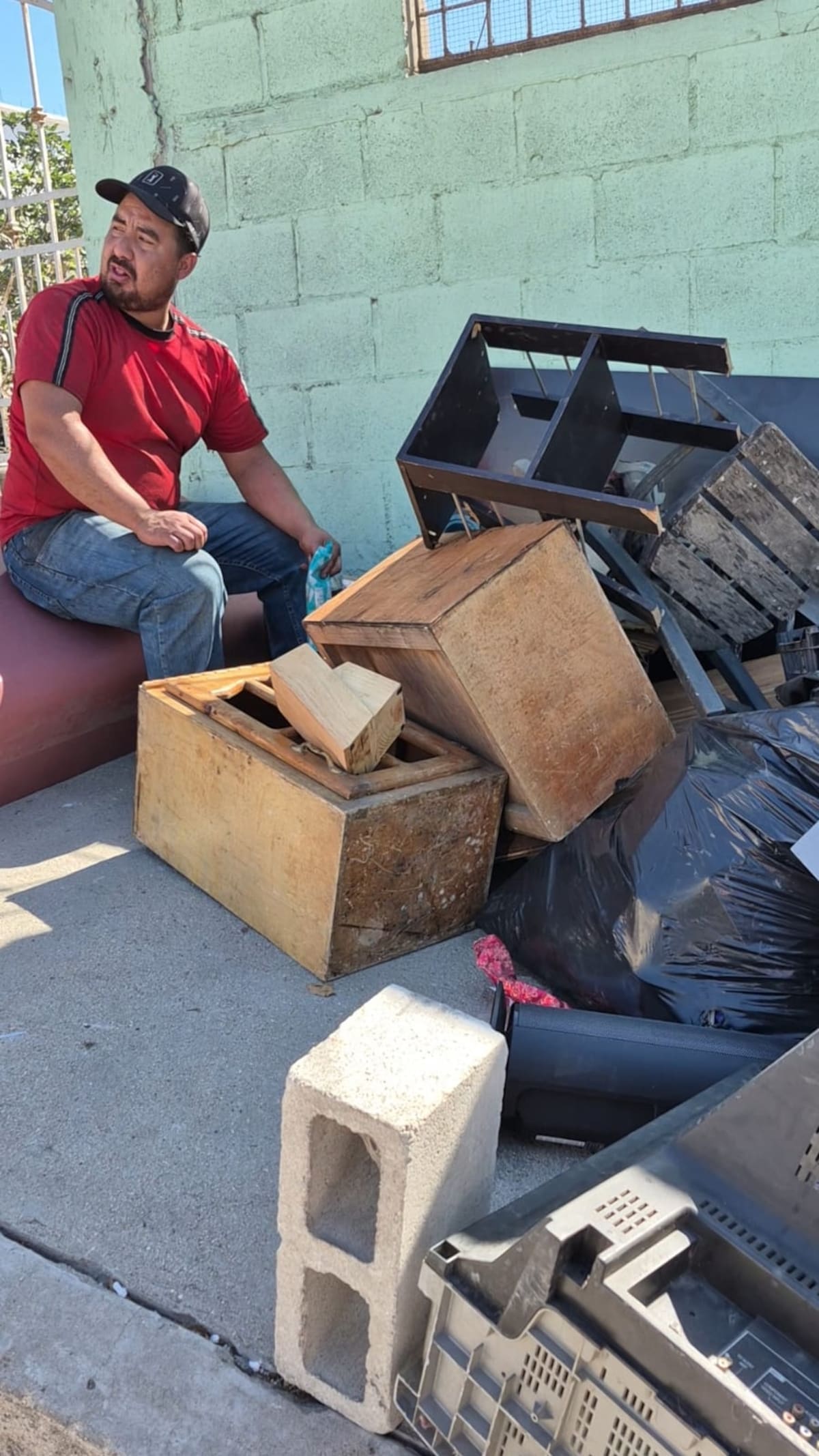 Las pertenencias de Manuel Camacho Mora quedaron sobre la calle 13, mientras busca un lugar seguro para su padre y hermano tras la demolición del inmueble. Foto: Khennia Reyes