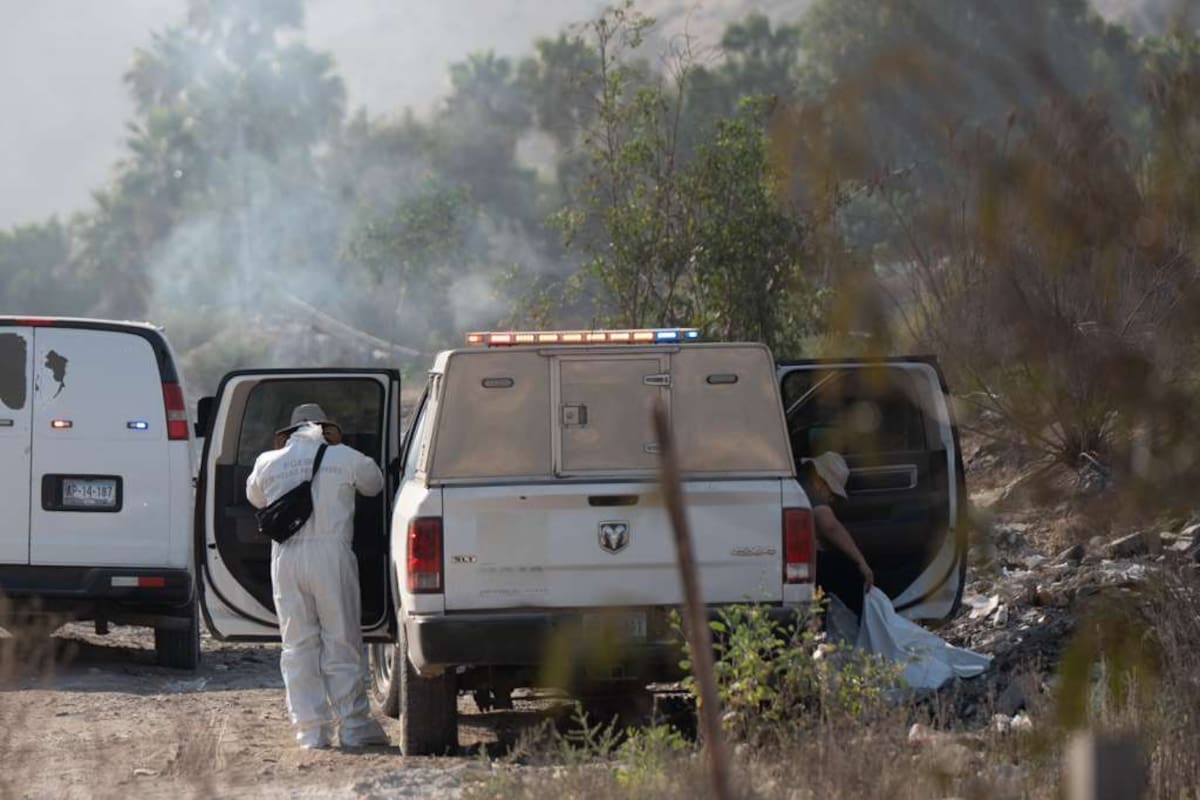 La víctima estaba atada de pies y manos al momento del hallazgo. Autoridades iniciaron las investigaciones para esclarecer el crimen e identificar al fallecido. Foto: Border Zoom.