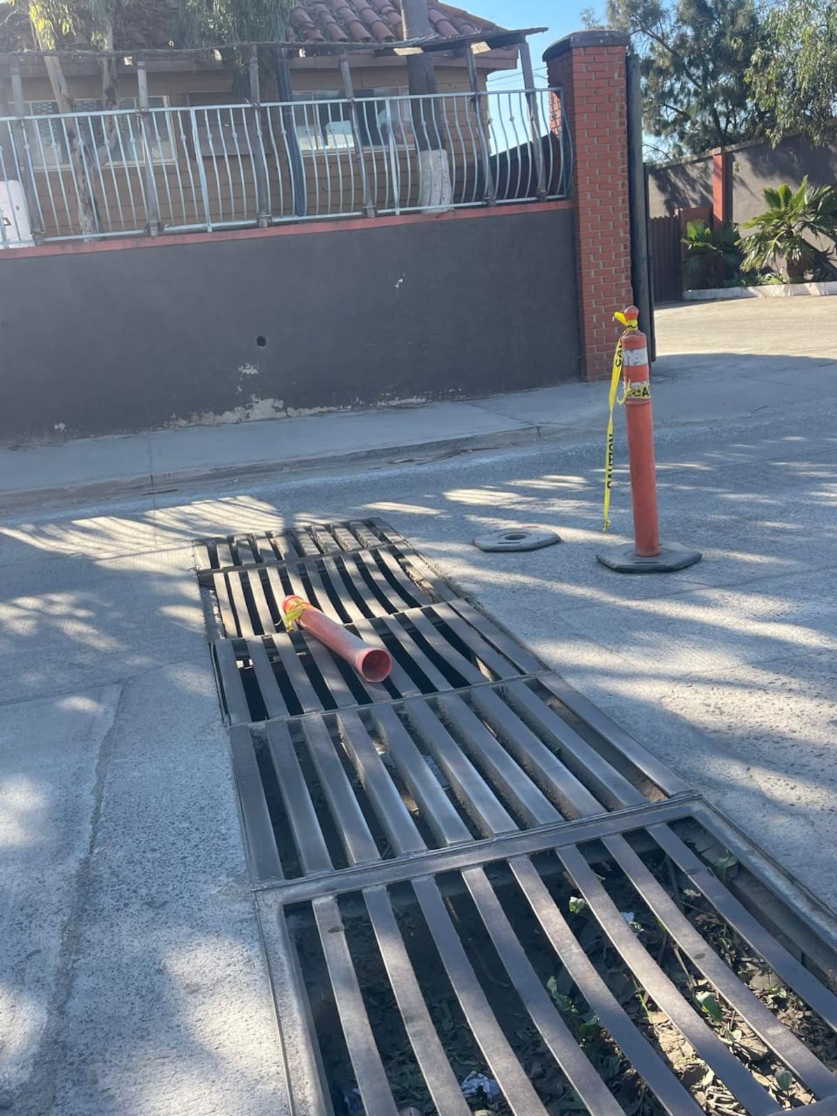 Los automovilistas que buscan evitar caer los hundimientos que se han formado en estas rejillas. Foto: Carmen Gutierrez