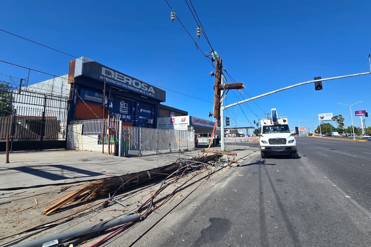 Camión se lleva poste y deja sin luz a varias viviendas sobre bulevar Lázaro Cárdenas; no hubo lesionados