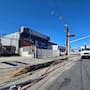 Camión se lleva poste y deja sin luz a varias viviendas sobre bulevar Lázaro Cárdenas; no hubo lesionados