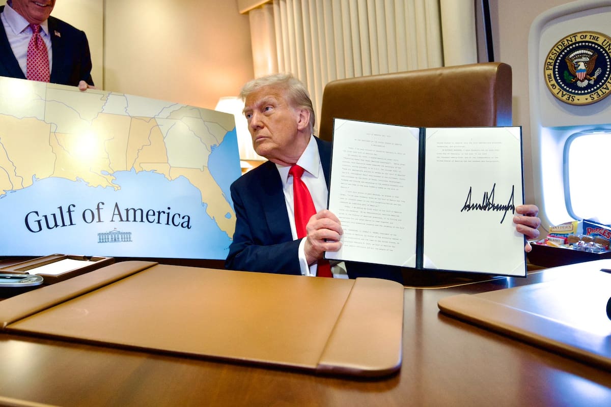 Trump firmó una proclamación del Golfo de América mientras volaba sobre el Golfo de México, renombrado por él semanas antes.