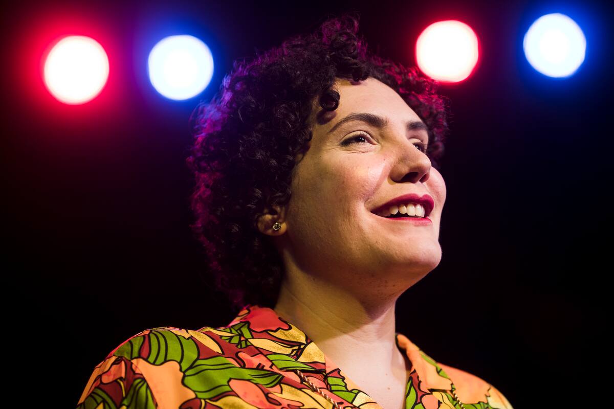 En esta foto del 26 de abril del 2019, Raquel Salas Rivera posa en el Centro Kimmel en Filadelfia. Original de Puerto Rico y radicada en Filadelfia, Salas Rivera está entre 13 poetas laureados estatales y locales que recibirán este año becas de la Academia Estadounidense de Poetas que suman más de un millón de dólares. (AP Foto/Matt Rourke)