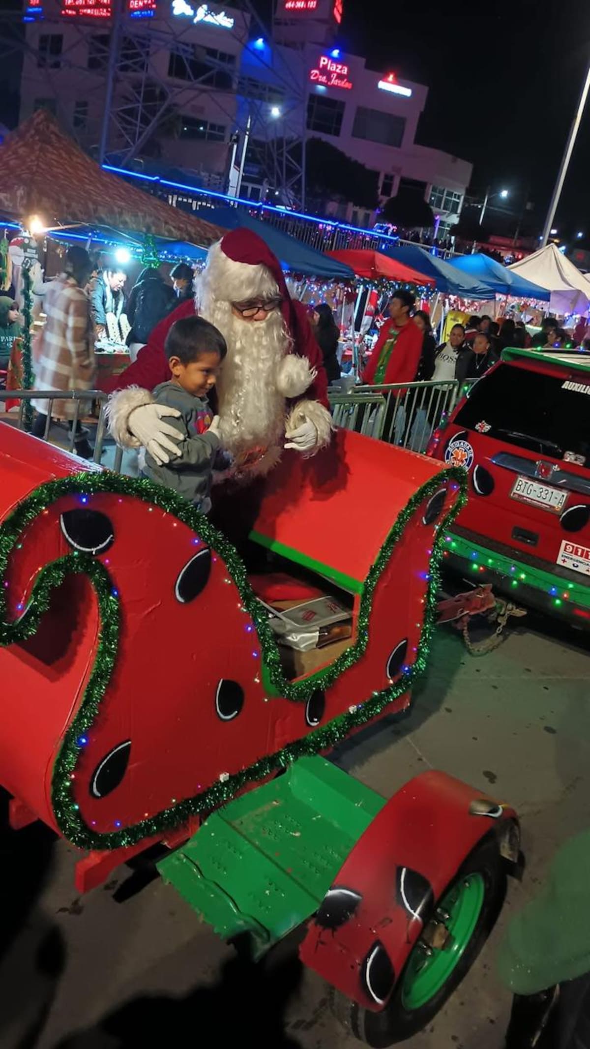 La movilidad en los bulevares Benito Juárez y Guerrero se limitará este domingo debido al desfile y encendido del árbol navideño, programado para iniciar a partir de las 17:00 horas. Foto: Cortesia