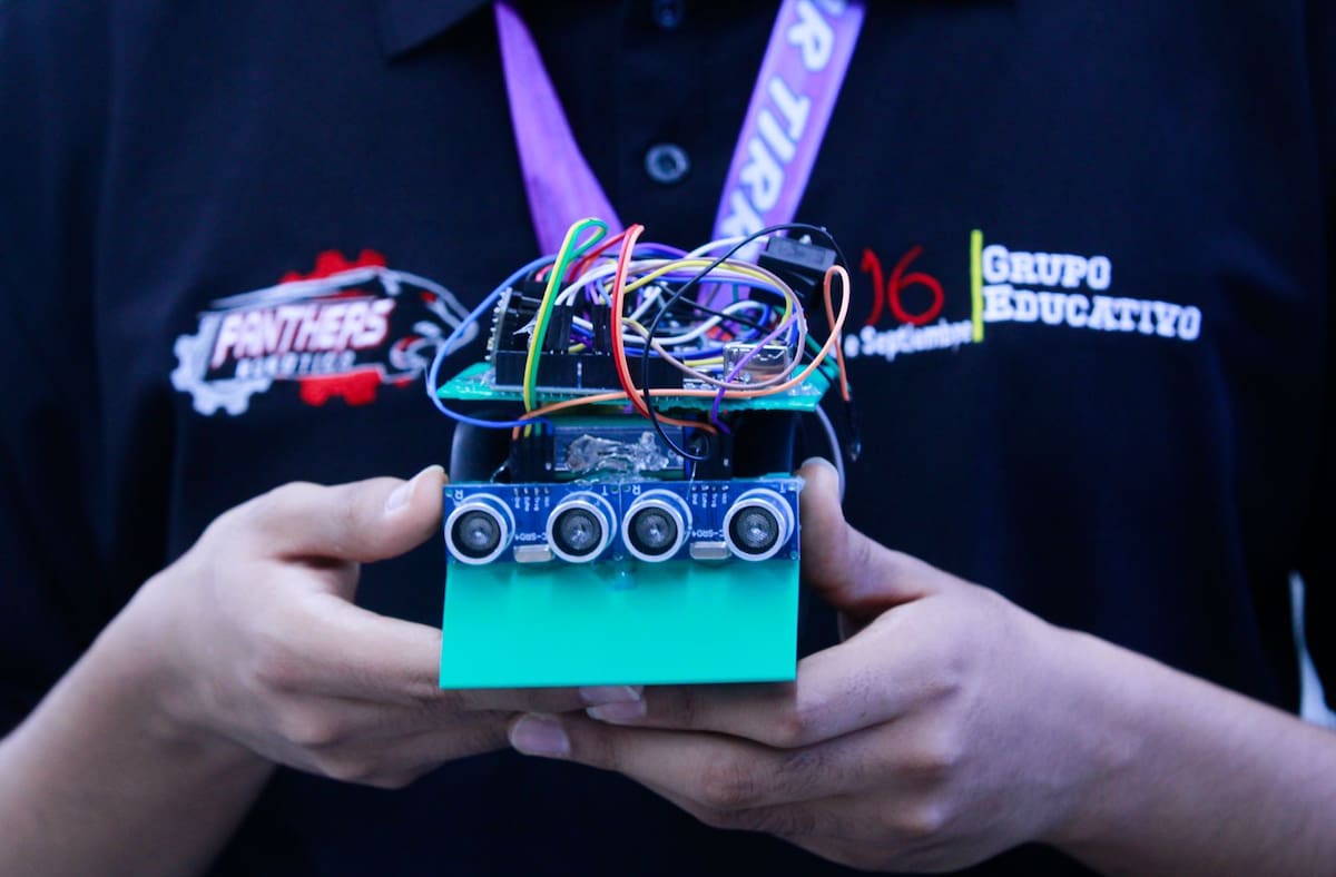 Su robot, un diseño que destaca por integrar sensores en un circuito con puente ancha l Foto: Fernando Guerra