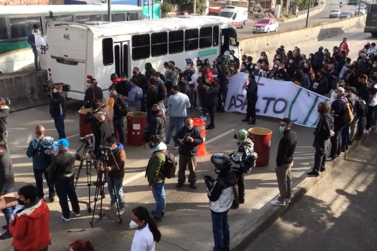 Estudiantes del CIDE bloquean la carretera México-Toluca; amenazan con cierre permanente