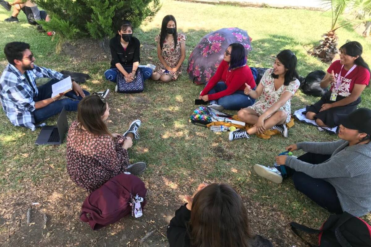 Estudiantes cristianos comparten la palabra de Dios en UABC campus Tijuana