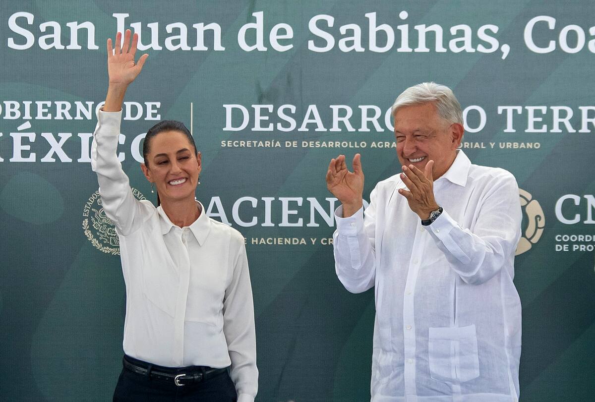 El presidente de México Andrés Manuel López Obrador, y la presidenta electa de México, Claudia Sheinbaum en el municipio de San Juan Sabinas en el estado de Coahuila (México). EFE/Miguel Sierra