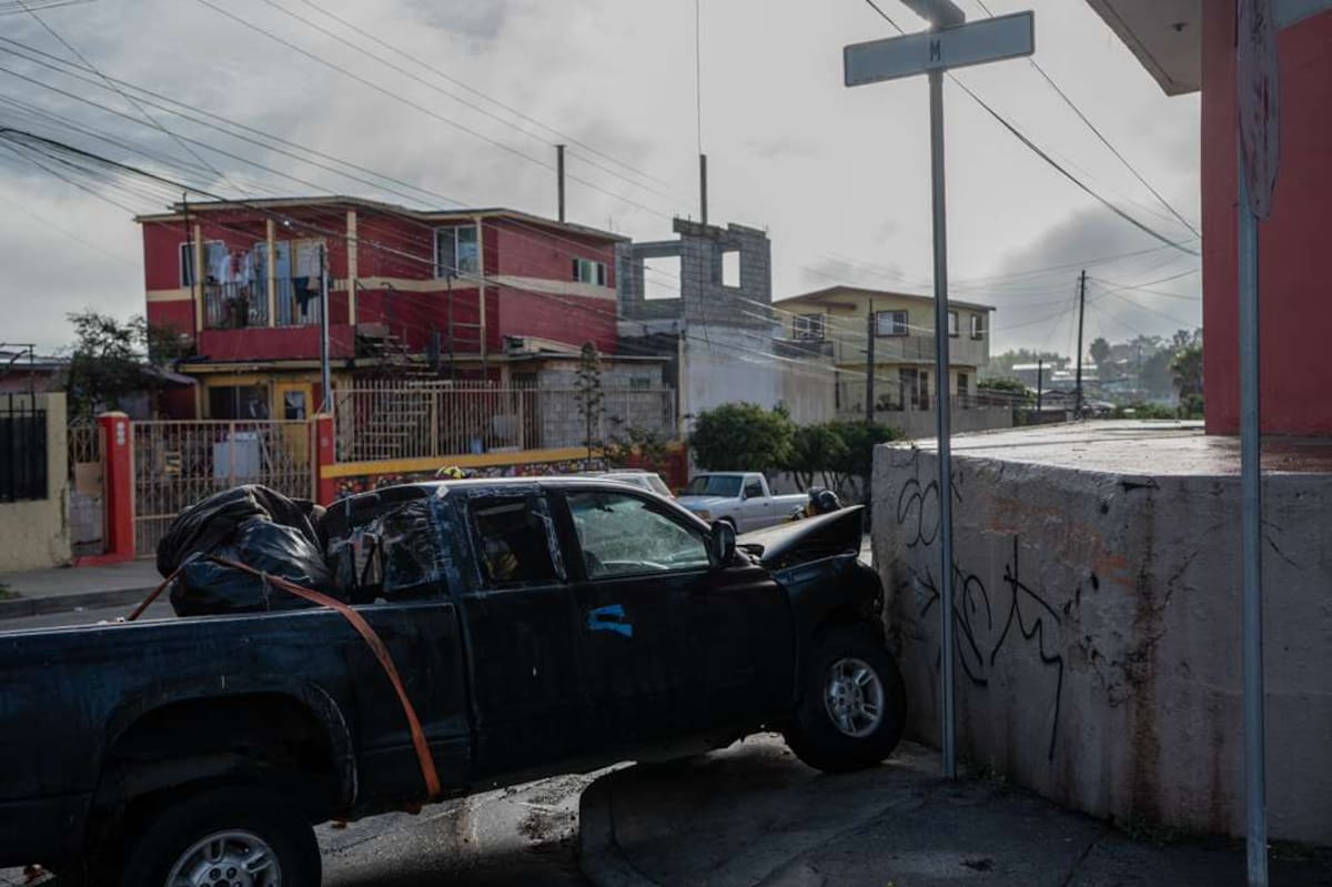 La conductora sufrió lesiones faciales y fue trasladada a un hospital. Foto: Border Zoom