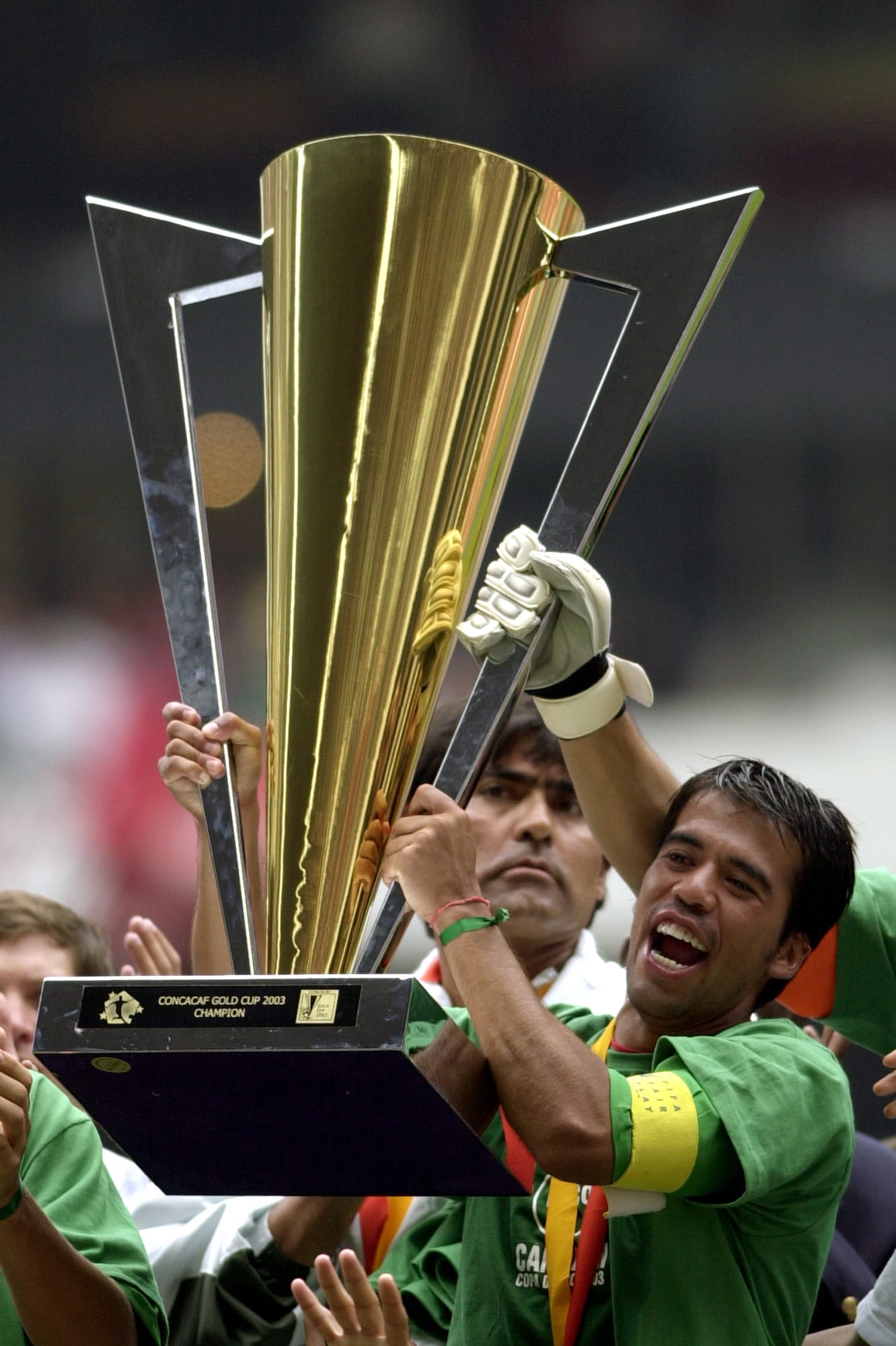Pável Pardo de la Selección Mexicana levanta el trofeo Copa Oro 2003 en el Estadio Azteca tras vencer a Brasil. (AP Photo/Claudio Cruz)
