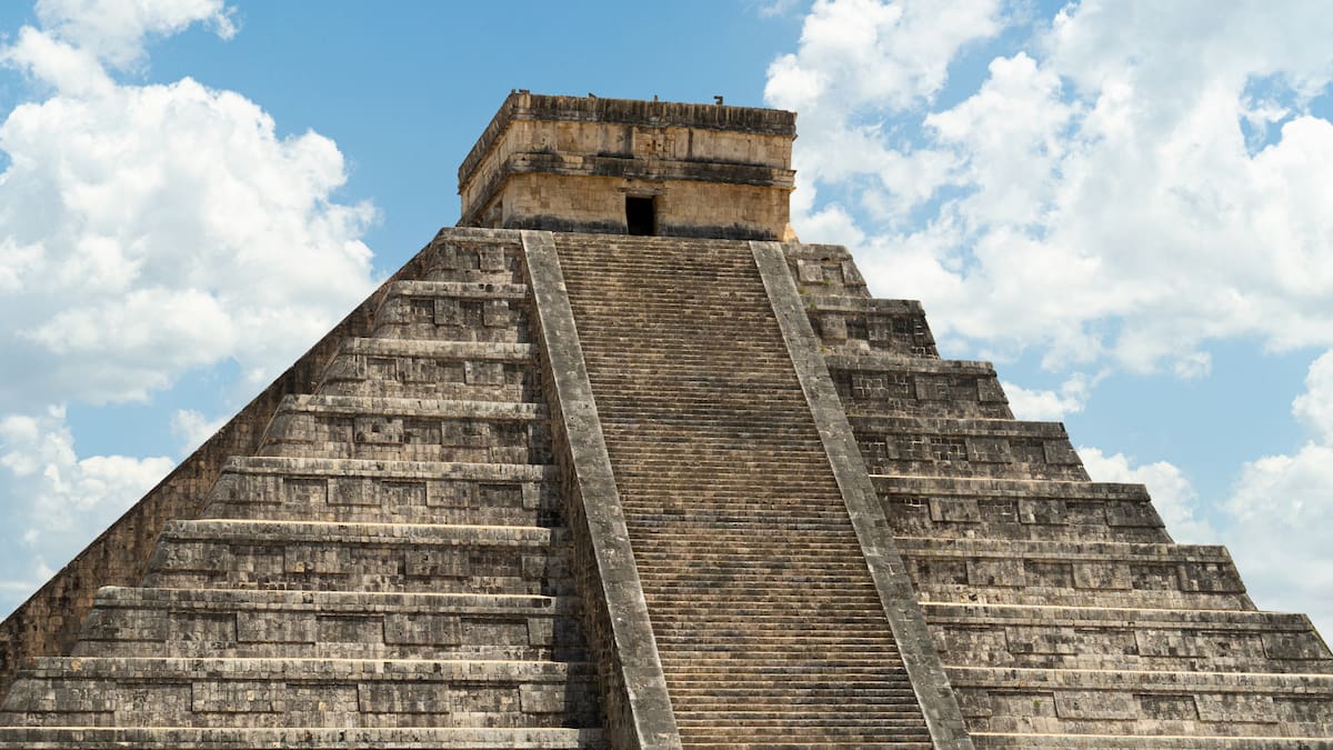 La pirámide de Chichén Itzá fue redescubierta en 1873 tras permanecer oculta por la selva durante más de seis siglos.|Foto: X