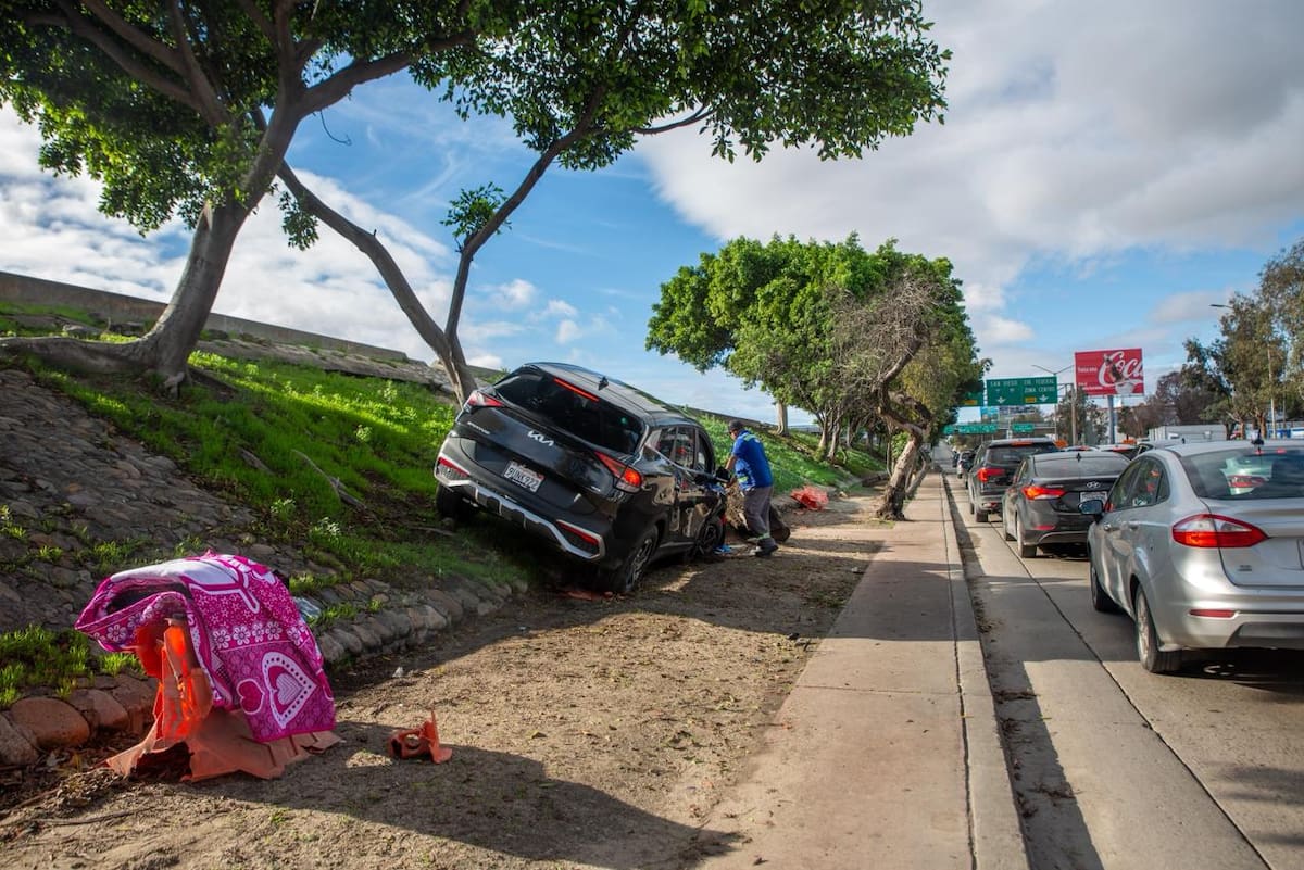 Un automovilista perdió el control de su vehículo mientras circulaba por la Vía Rápida Oriente y terminó sobre el camellón. Foto: Border Zoom