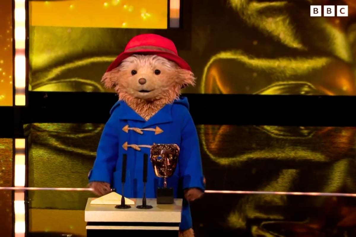 ¡Se robó el corazón de Londres! Paddington aparece en los BAFTA 2026 y deja un desastre de mermelada en el escenario