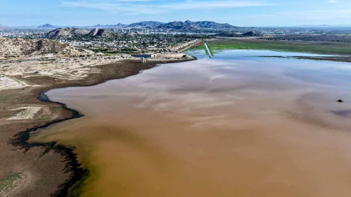 El caudal del Río San Miguel aporta escurrimientos hacia la presa Abelardo L. Rodríguez tras las lluvias registradas en Sonora. FOTO: JULIÁN ORTEGA