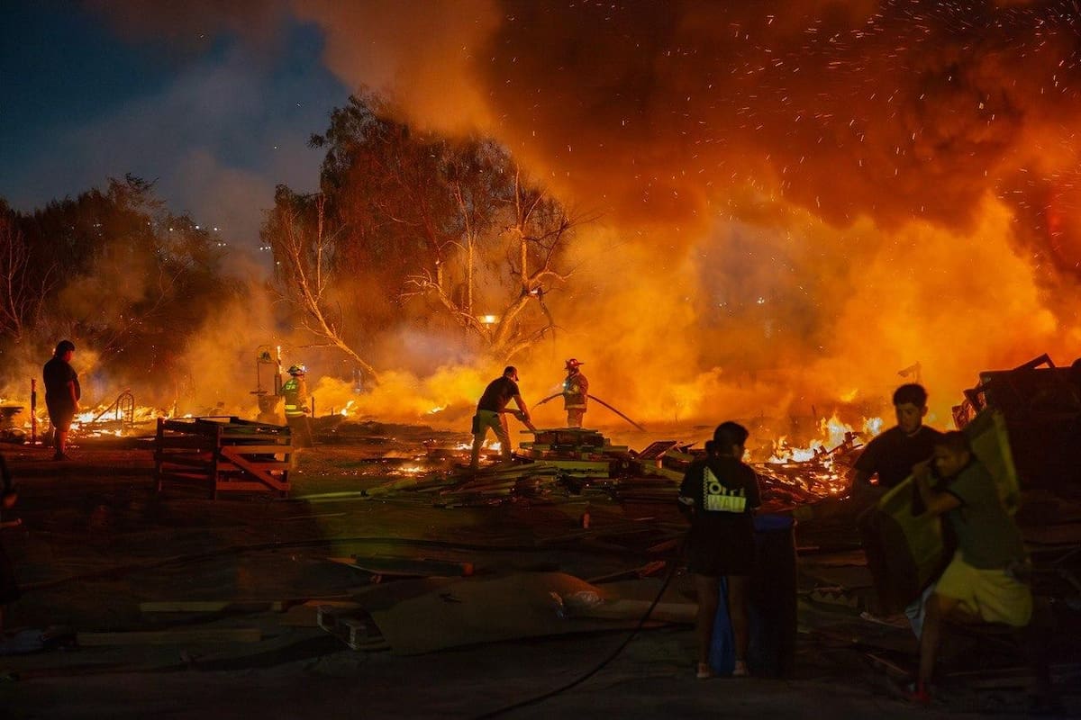 Incendio en tarimera moviliza a bomberos en Maclovio Rojas