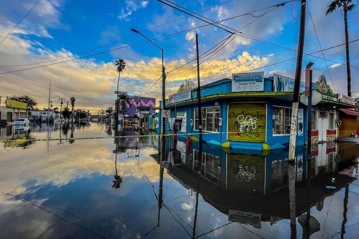 Inundaciones provocan cierre de vialidades
