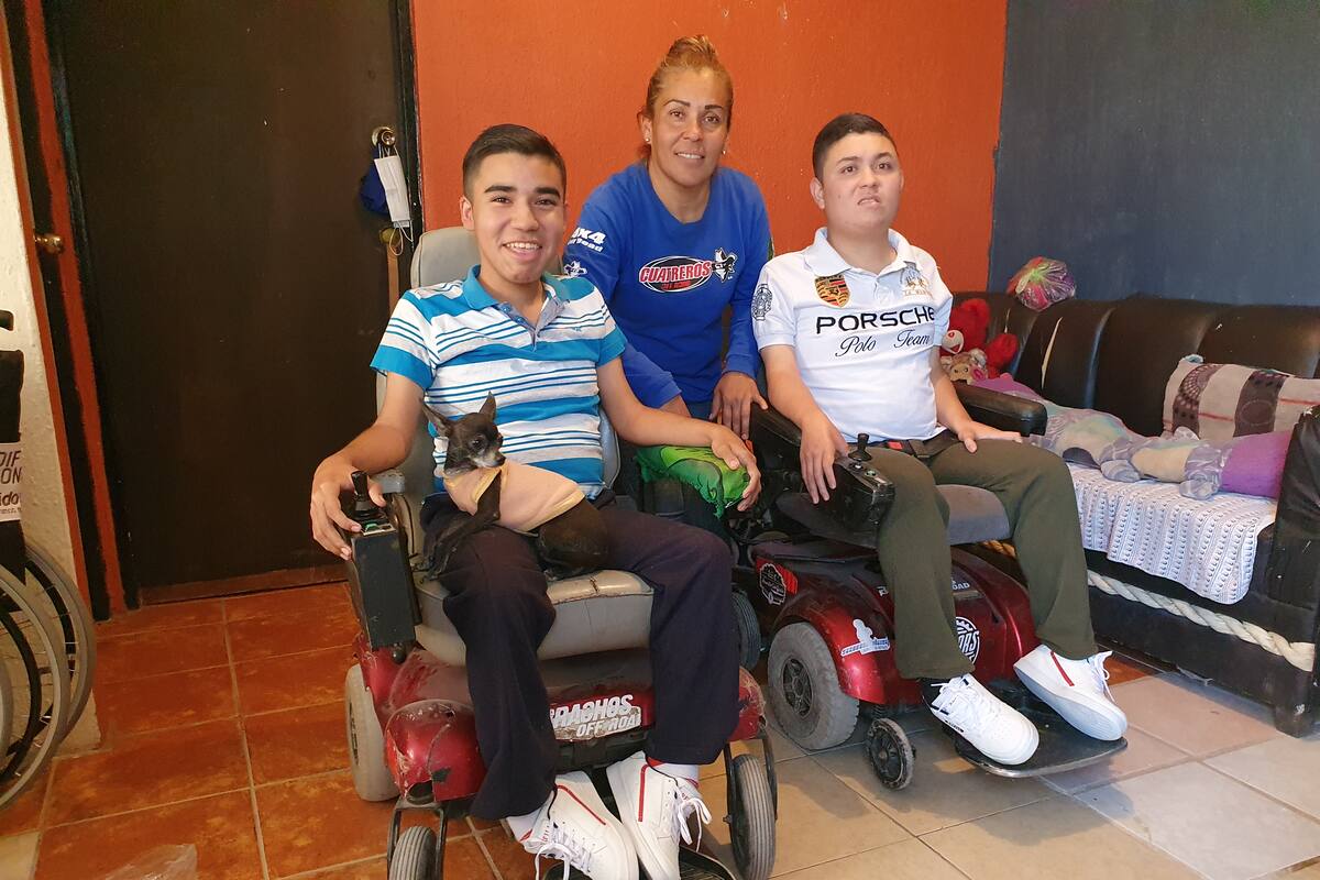 Tiene dos empleos para sacar adelante a sus hijos que luchan contra distrofia