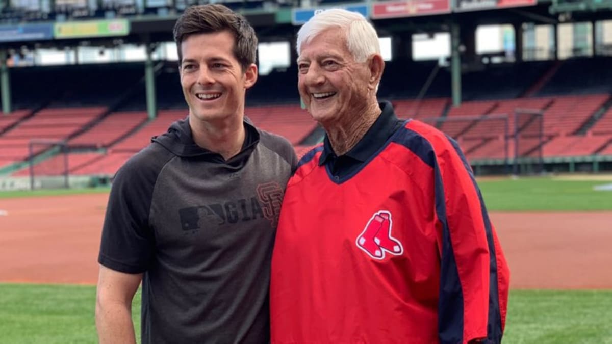 Mike Yastrzemski y su abuelo Carl Yastrzemski en el Fenway Park de Boston. (Foto: MLB)