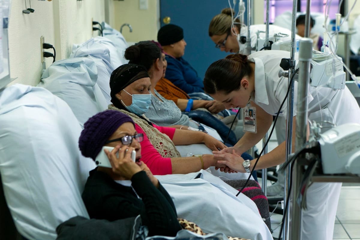 Las personas trabajadoras con empleo formal que reciben un diagnóstico de cáncer o se encuentran en tratamiento cuentan con un marco de protección laboral y seguridad social que prohíbe expresamente su despido o cualquier acto de discriminación en el centro de trabajo. EFE/Carlos Zepeda