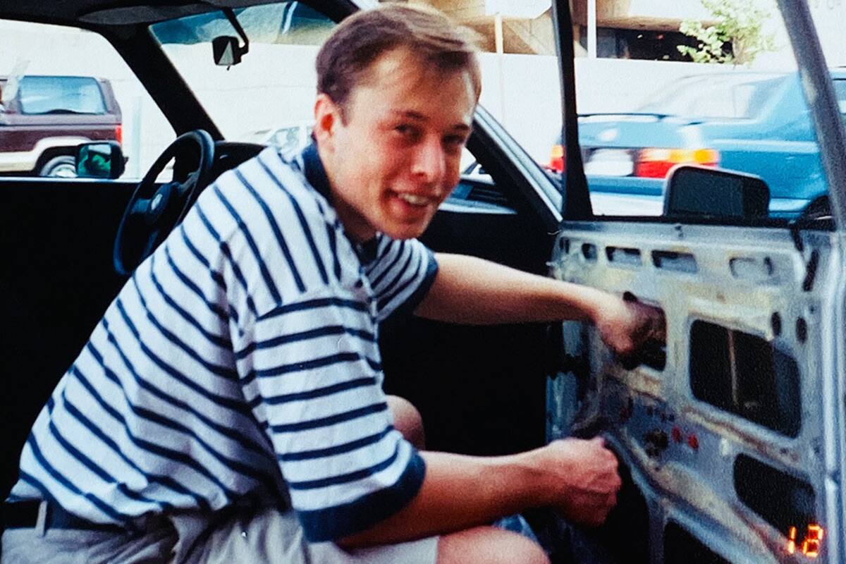 Elon Musk reparaba su coche con artículos de chatarrería en 1995