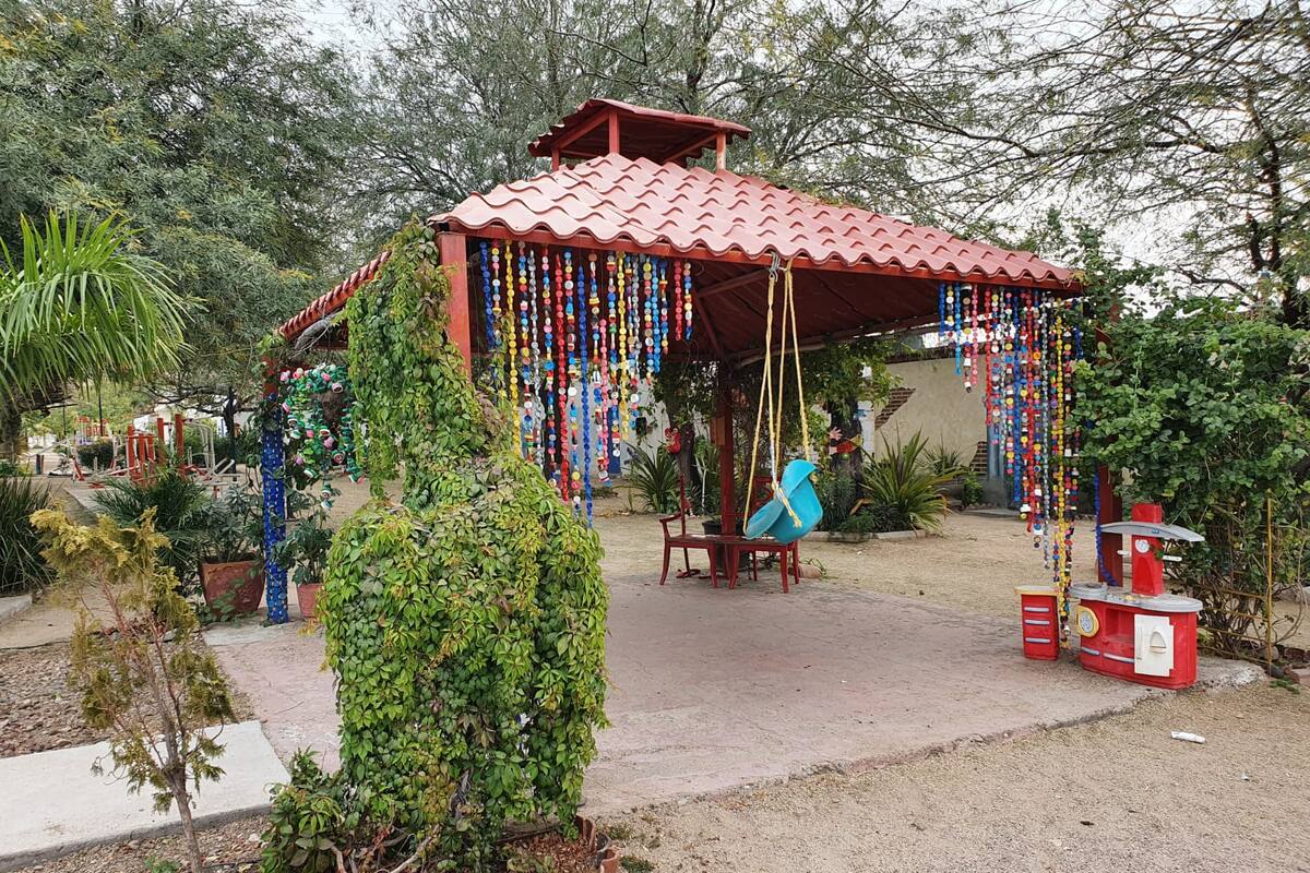 Mantienen vecinas parque limpio y sano en la colonia Colina Blanca