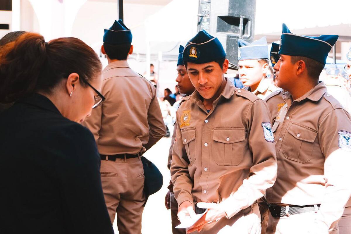 Casi 500 jóvenes reciben su cartilla militar en Tijuana