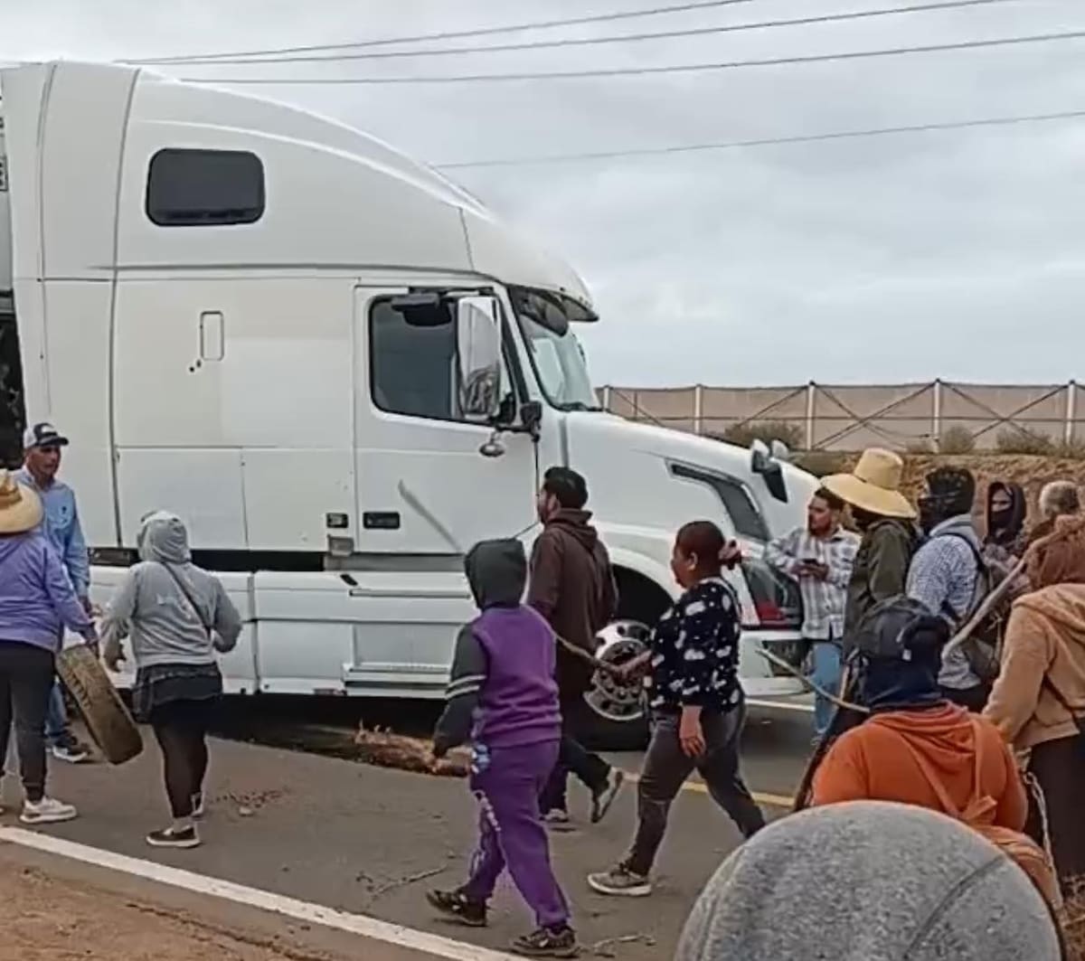Los inconformes colocaron piedras y llantas en la carretera para impedir el paso de vehículos. Foto: Cortesía